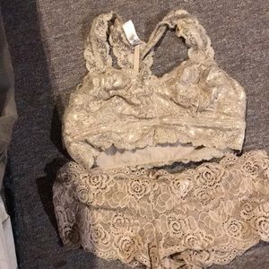 A tan lace 1X beautiful set of Bra and panties